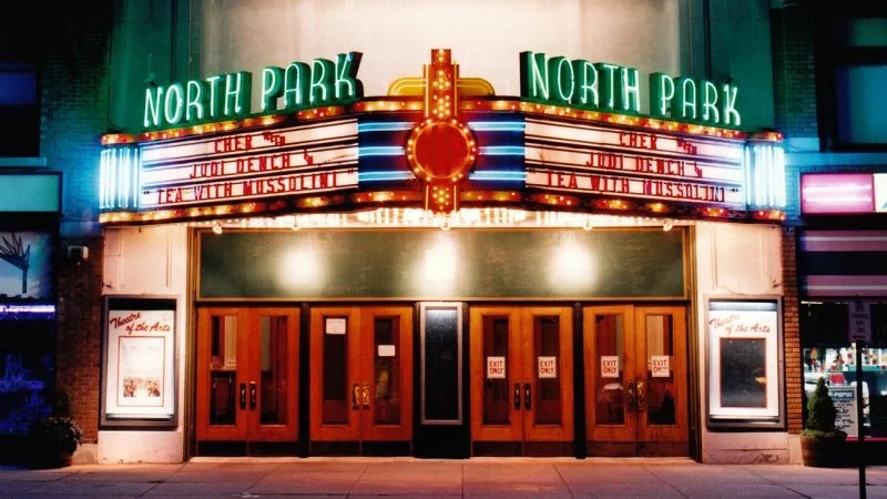 复古电影院外观夜景